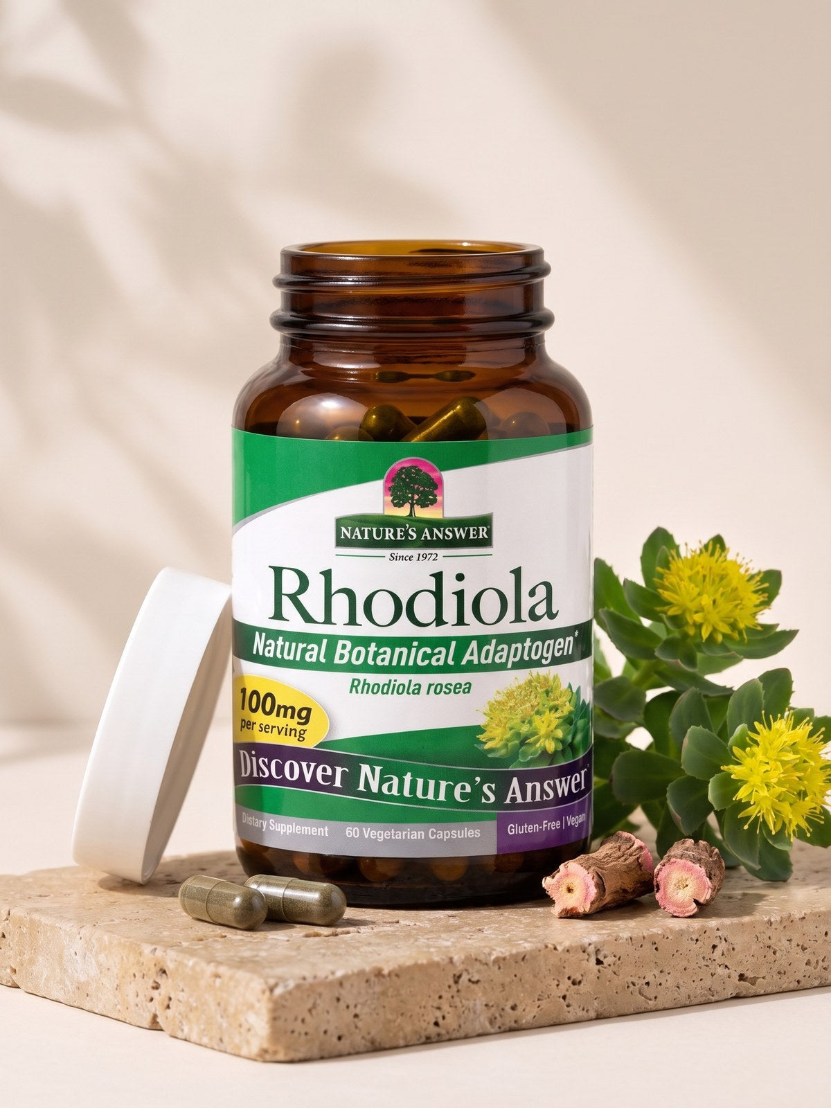[kapsułki] Różeniec górski w kapsułkach: otwarty słoik, korzeń i kwiat Rhodiola rosea